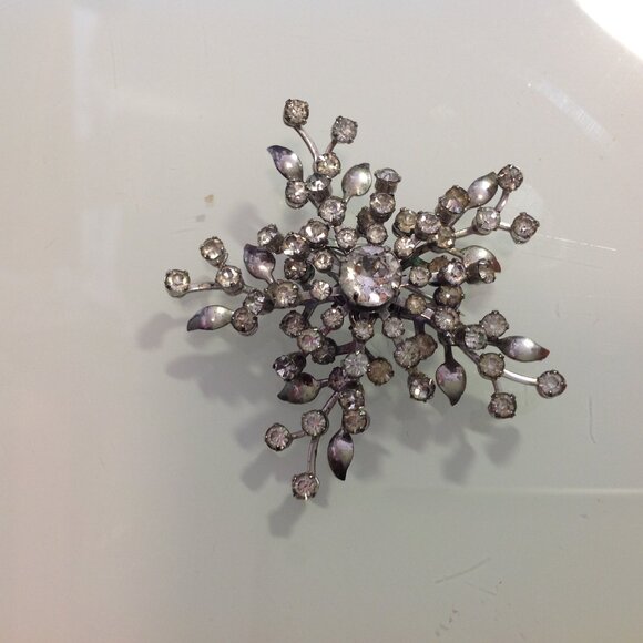 Coro Brooch Clear Stones on Silver Metal Snowflake Sunburst Starburst - Picture 3 of 14